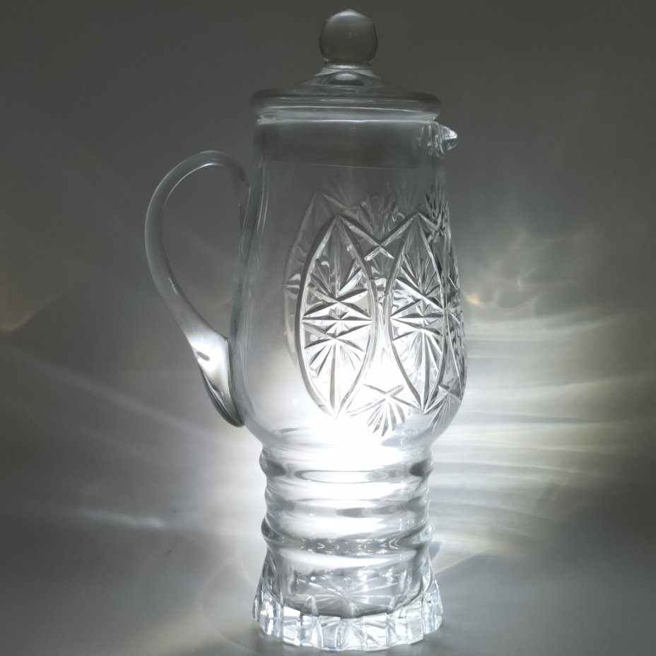 Кувшин для напитков с крышкой, украшенный рельефным декором