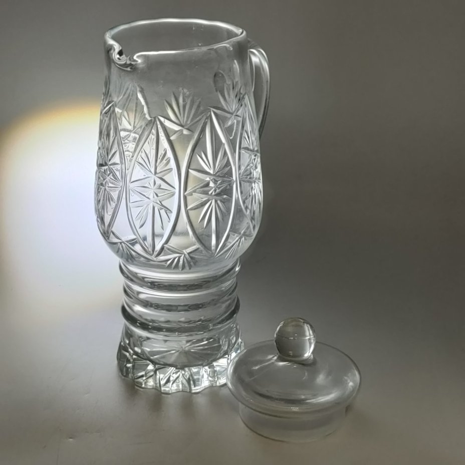 Кувшин для напитков с крышкой, украшенный рельефным декором