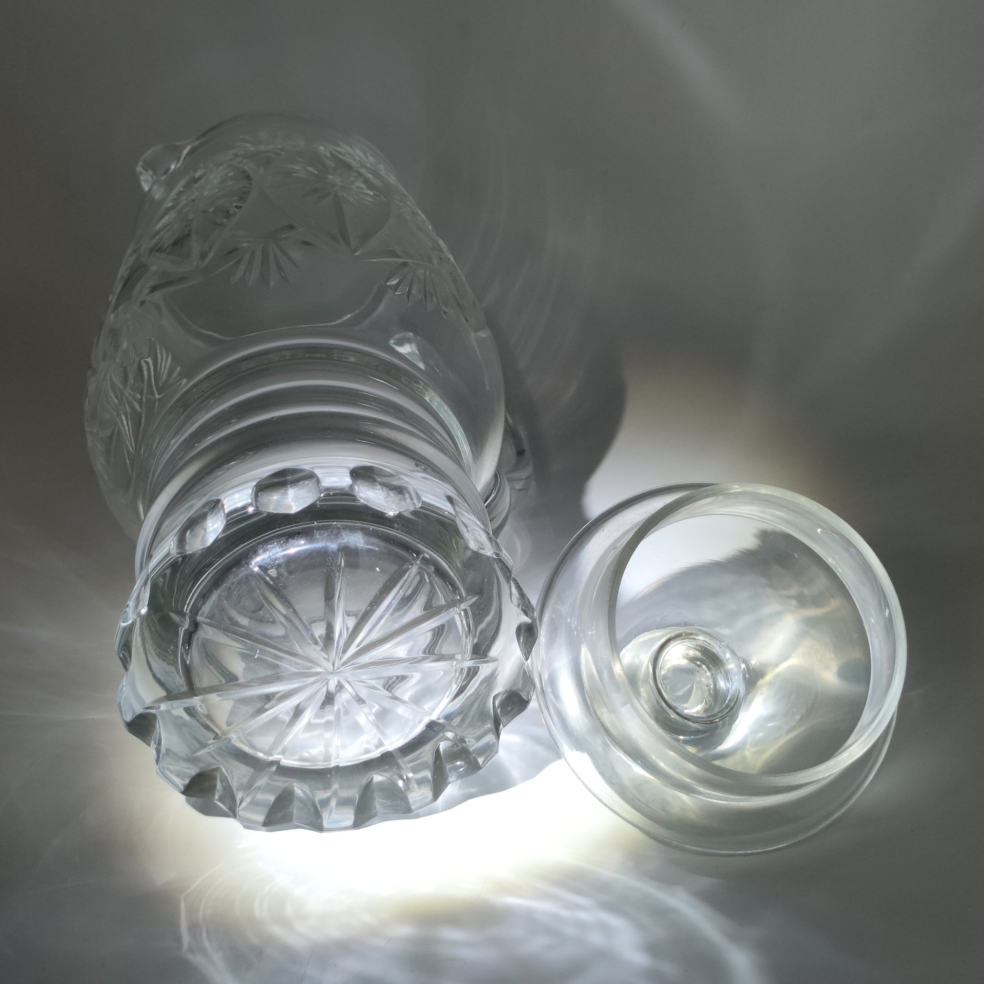 Кувшин для напитков с крышкой, украшенный рельефным декором, стекло, алмазная грань, СССР, 1960-1990 гг.