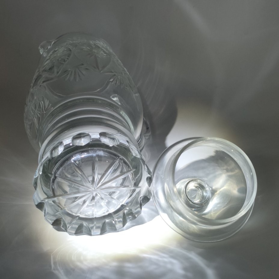 Кувшин для напитков с крышкой, украшенный рельефным декором