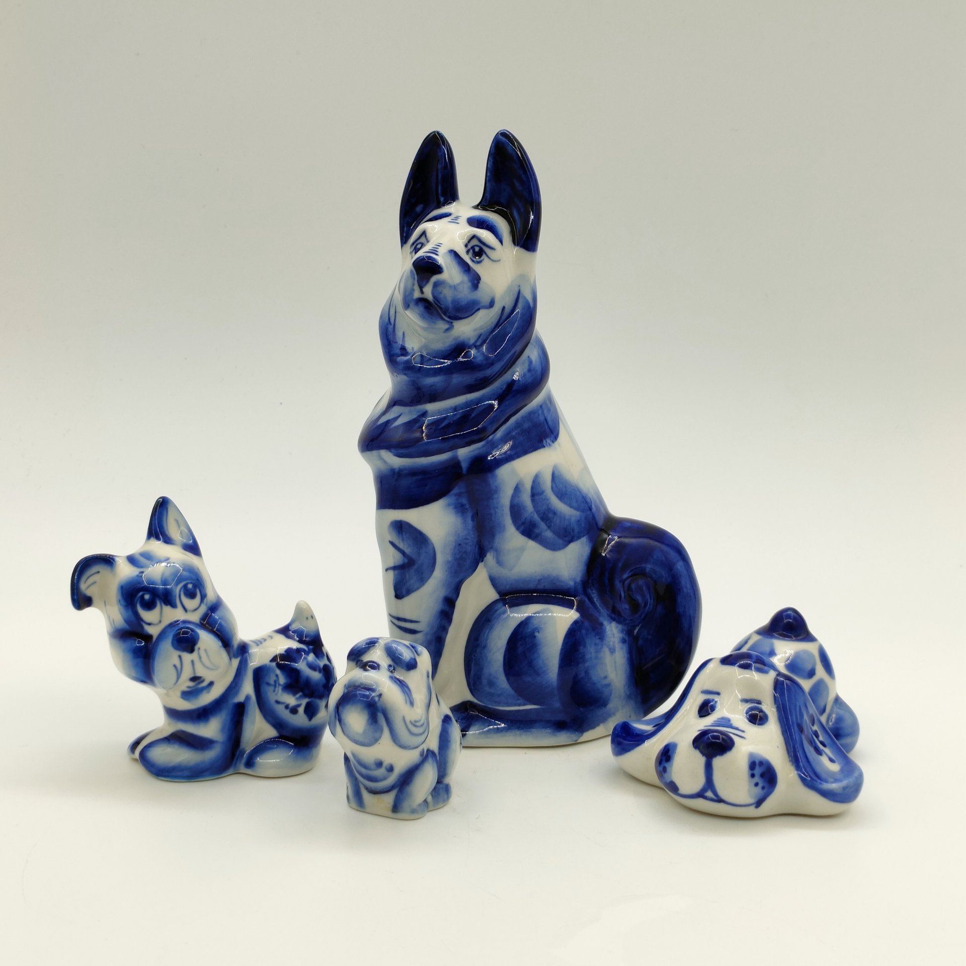 Набор из 4-х статуэток "Собаки", Гжель, фарфор, роспись, Россия, 1990-2015 гг.