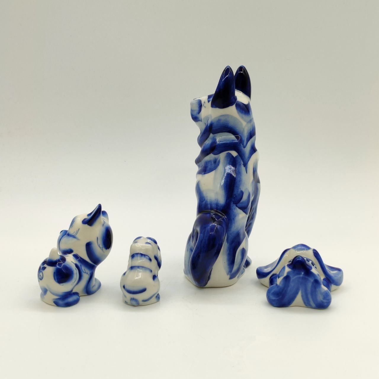 Набор из 4-х статуэток "Собаки", Гжель, фарфор, роспись, Россия, 1990-2015 гг.