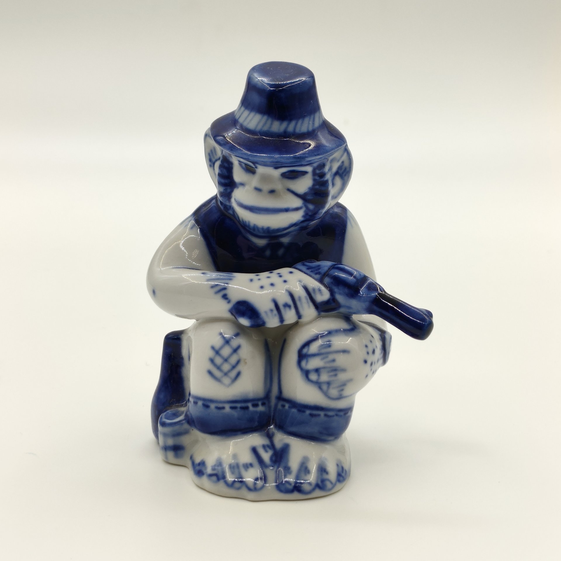 Статуэтка "Обезьяна с пистолетом", авт. Ю. Гаранин, р. Трофимова, фарфор, роспись, Объединение «Гжель», Российская Федерация, 1991-2015 гг.