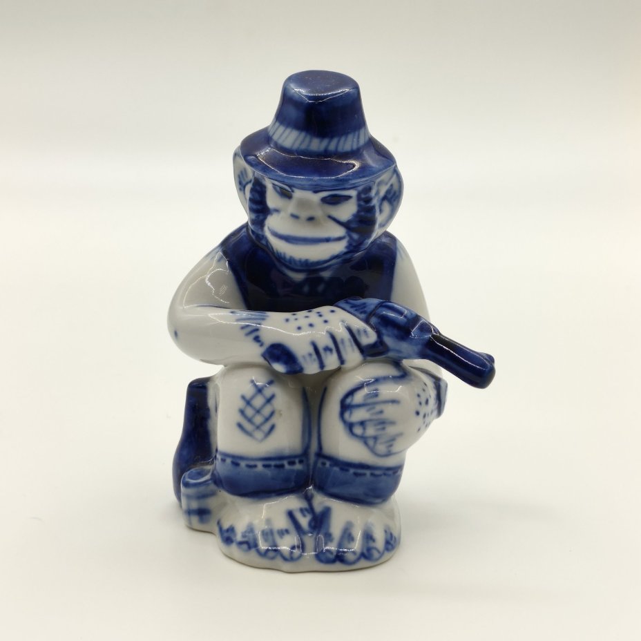 Статуэтка "Обезьяна с пистолетом", авт. Ю. Гаранин, р. Трофимова, фарфор, роспись, Объединение «Гжель», Российская Федерация, 1991-2015 гг.