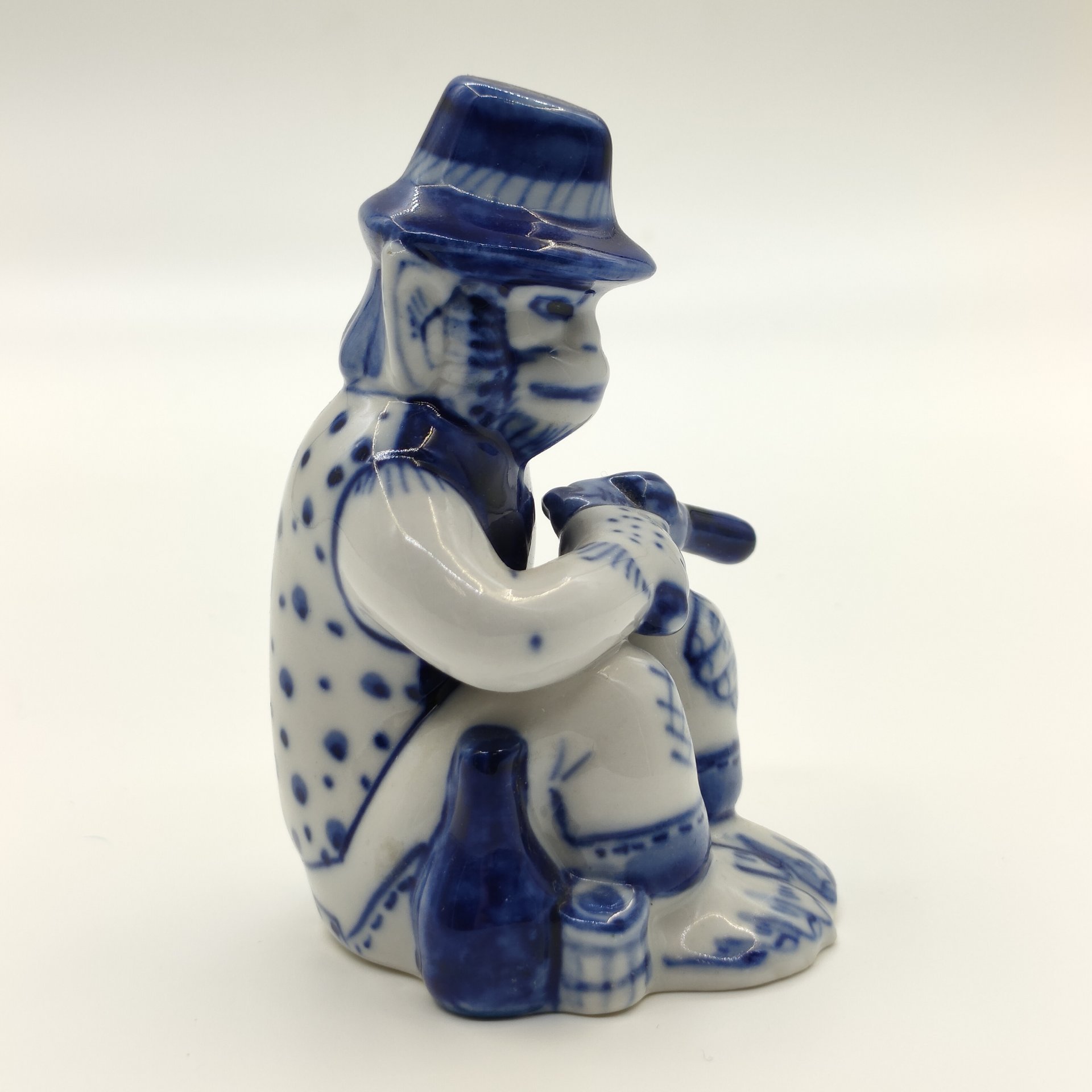 Статуэтка "Обезьяна с пистолетом", авт. Ю. Гаранин, р. Трофимова, фарфор, роспись, Объединение «Гжель», Российская Федерация, 1991-2015 гг.