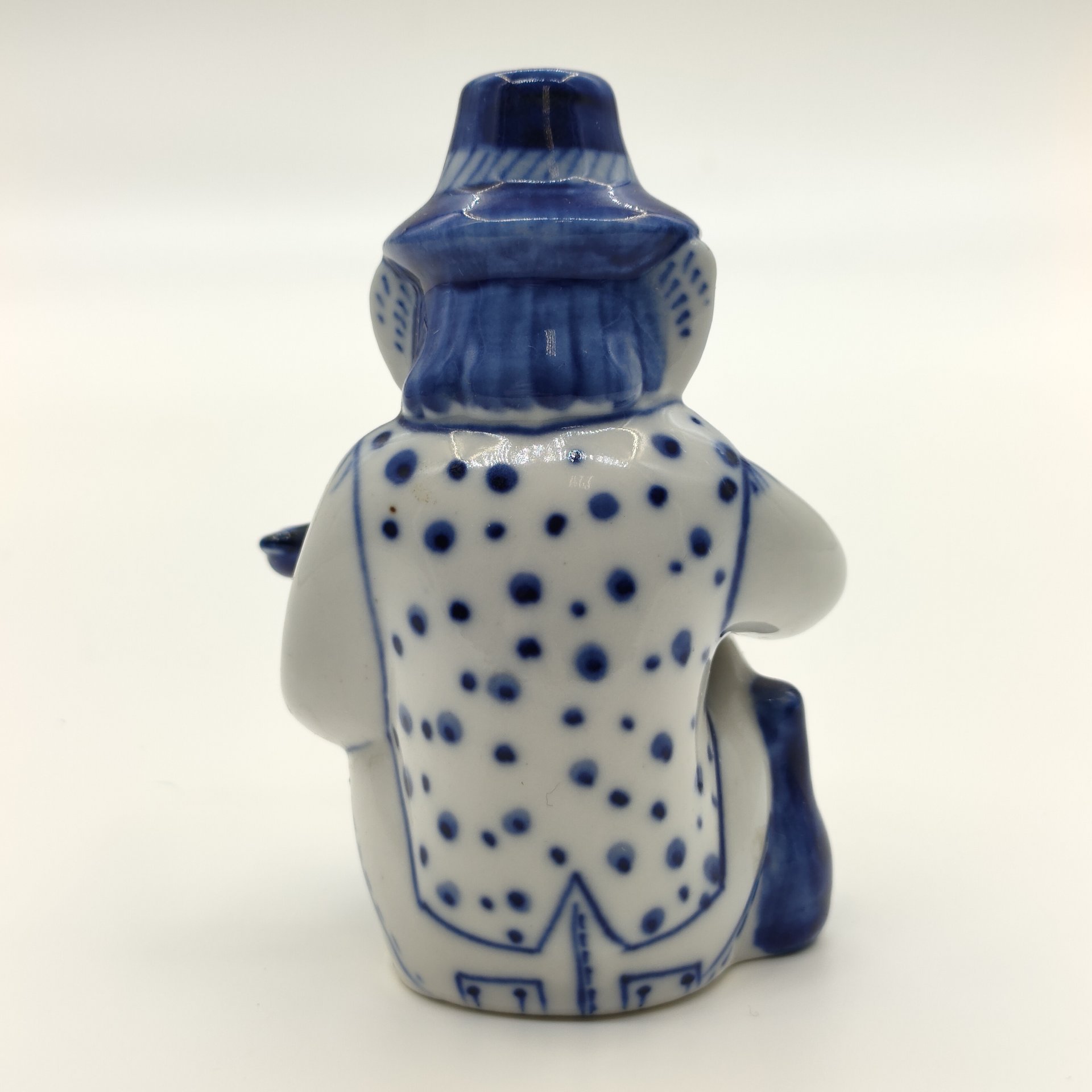 Статуэтка "Обезьяна с пистолетом", авт. Ю. Гаранин, р. Трофимова, фарфор, роспись, Объединение «Гжель», Российская Федерация, 1991-2015 гг.