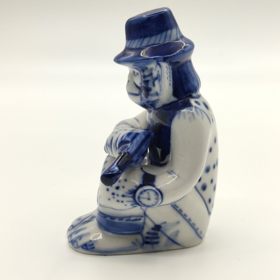 Статуэтка "Обезьяна с пистолетом", авт. Ю. Гаранин, р. Трофимова, фарфор, роспись, Объединение «Гжель», Российская Федерация, 1991-2015 гг.