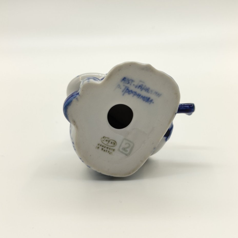 Статуэтка "Обезьяна с пистолетом", авт. Ю. Гаранин, р. Трофимова, фарфор, роспись, Объединение «Гжель», Российская Федерация, 1991-2015 гг.