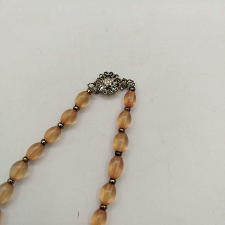 Бусы с бусинами овальной формы