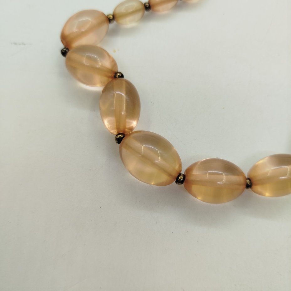 Бусы с бусинами овальной формы