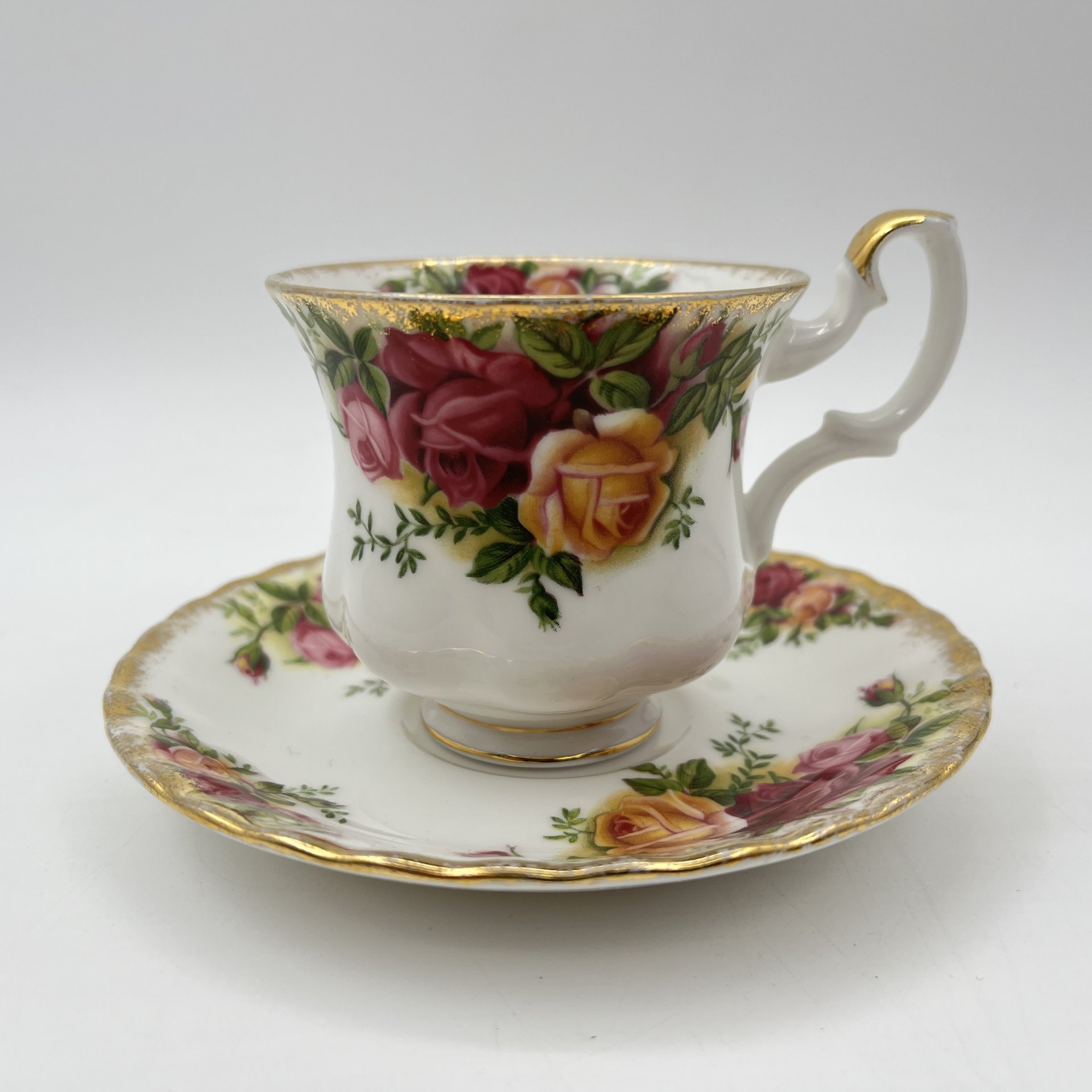 Чайная пара "Old Country Roses" ("Старые деревенские розы"), фарфор, деколь, золочение, Royal Albert, Великобритания, 1960-1980 гг.