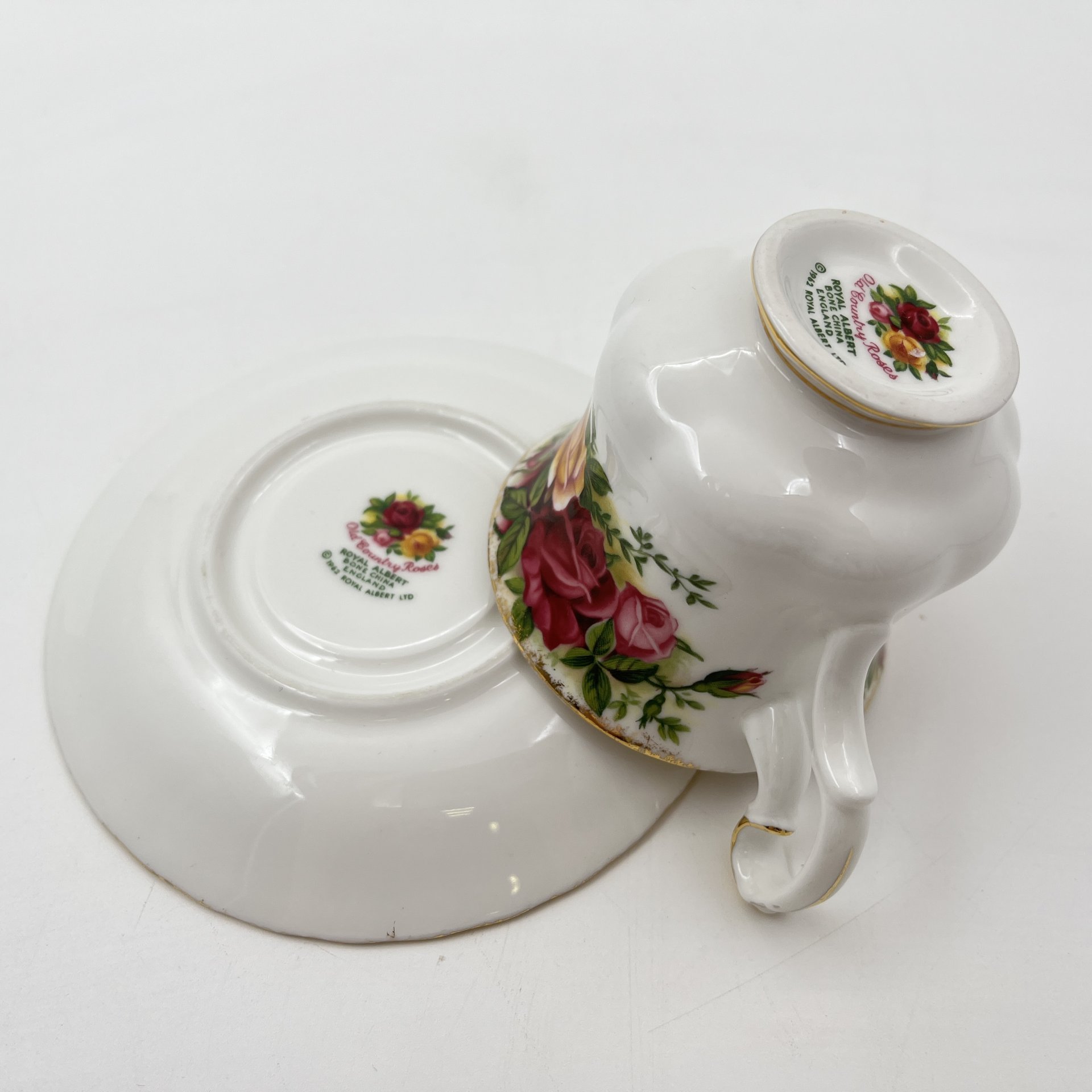 Чайная пара "Old Country Roses" ("Старые деревенские розы"), фарфор, деколь, золочение, Royal Albert, Великобритания, 1960-1980 гг.