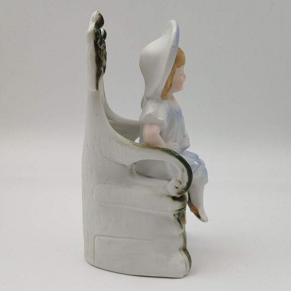 Статуэтка "Девочка в голубом платье на кресле"