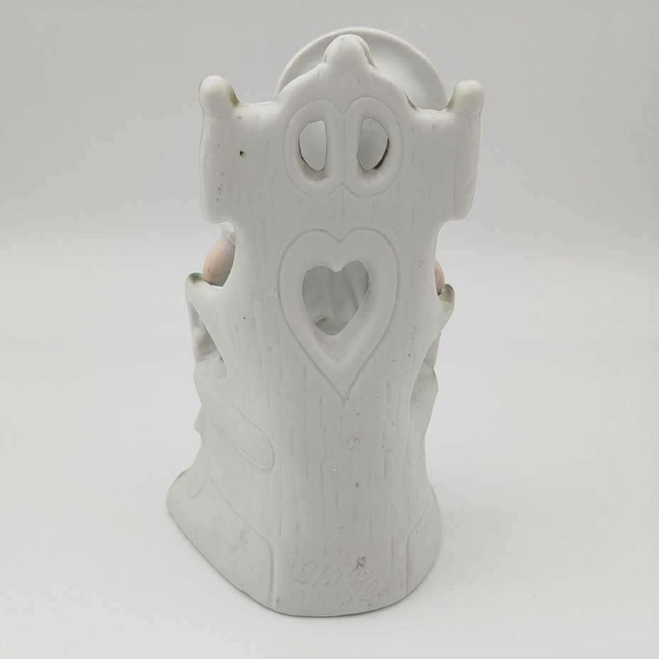 Статуэтка "Девочка в голубом платье на кресле"