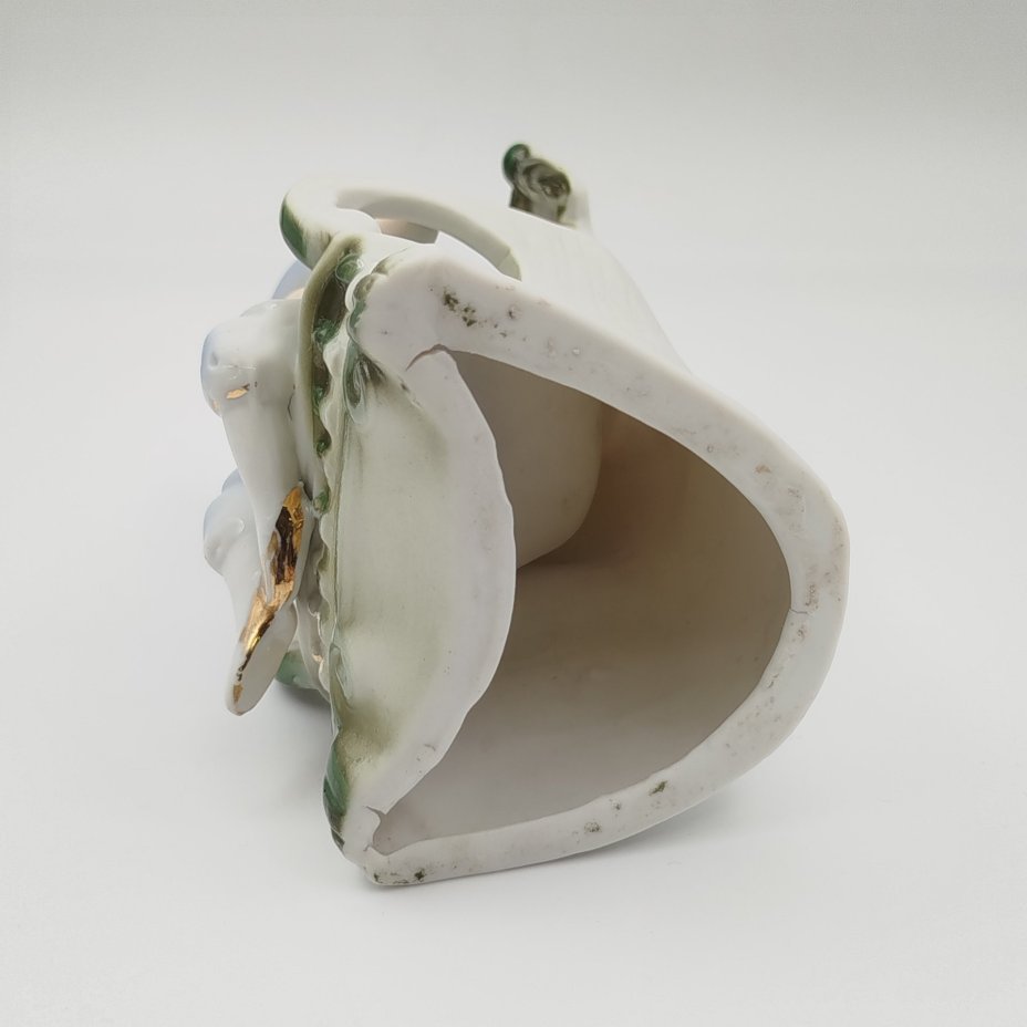 Статуэтка "Девочка в голубом платье на кресле"