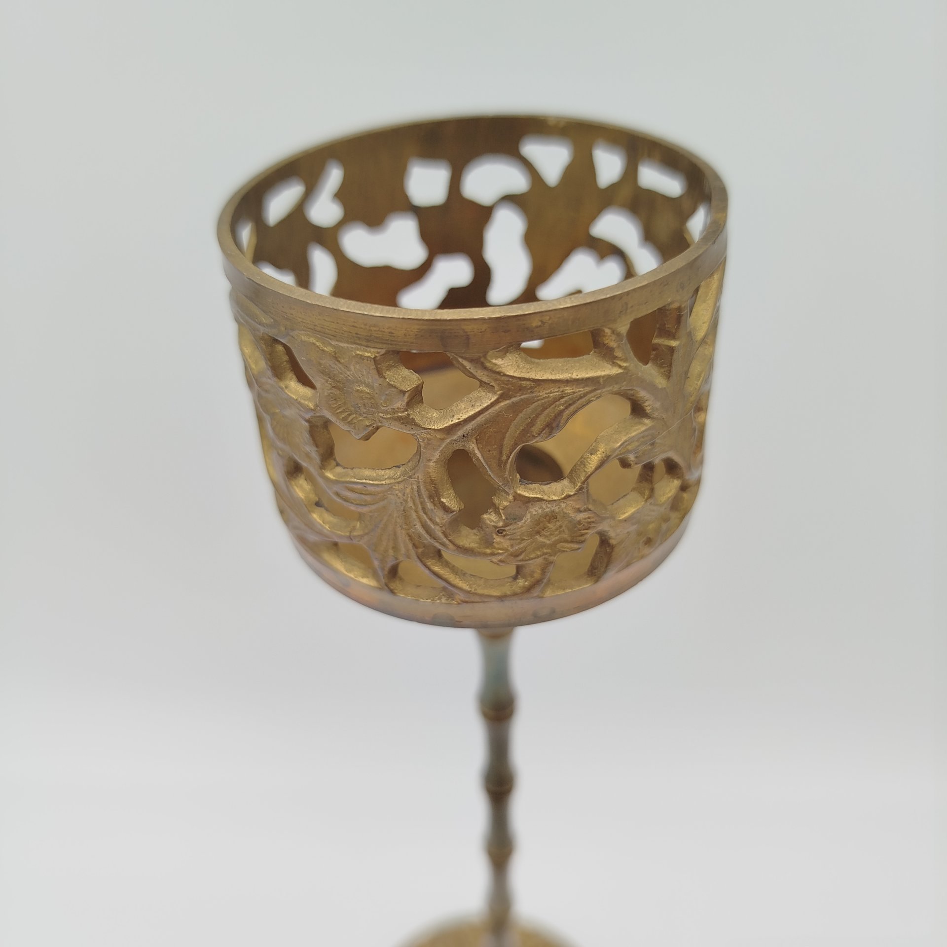 Подсвечник на тонкой ножке с растительным декором, латунь, Индия, 1970-1990 гг.