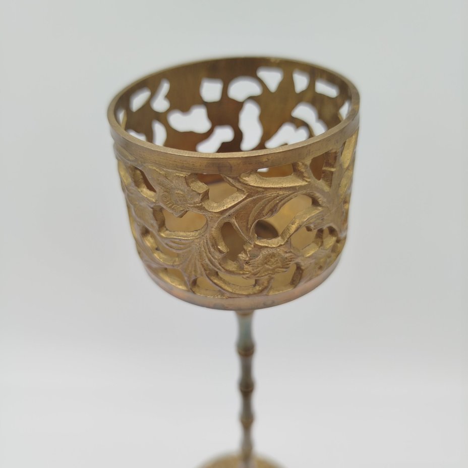 Подсвечник на тонкой ножке с растительным декором