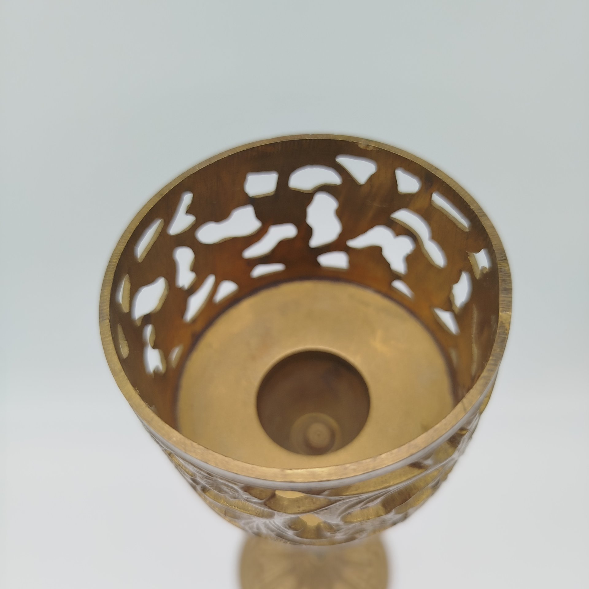 Подсвечник на тонкой ножке с растительным декором, латунь, Индия, 1970-1990 гг.