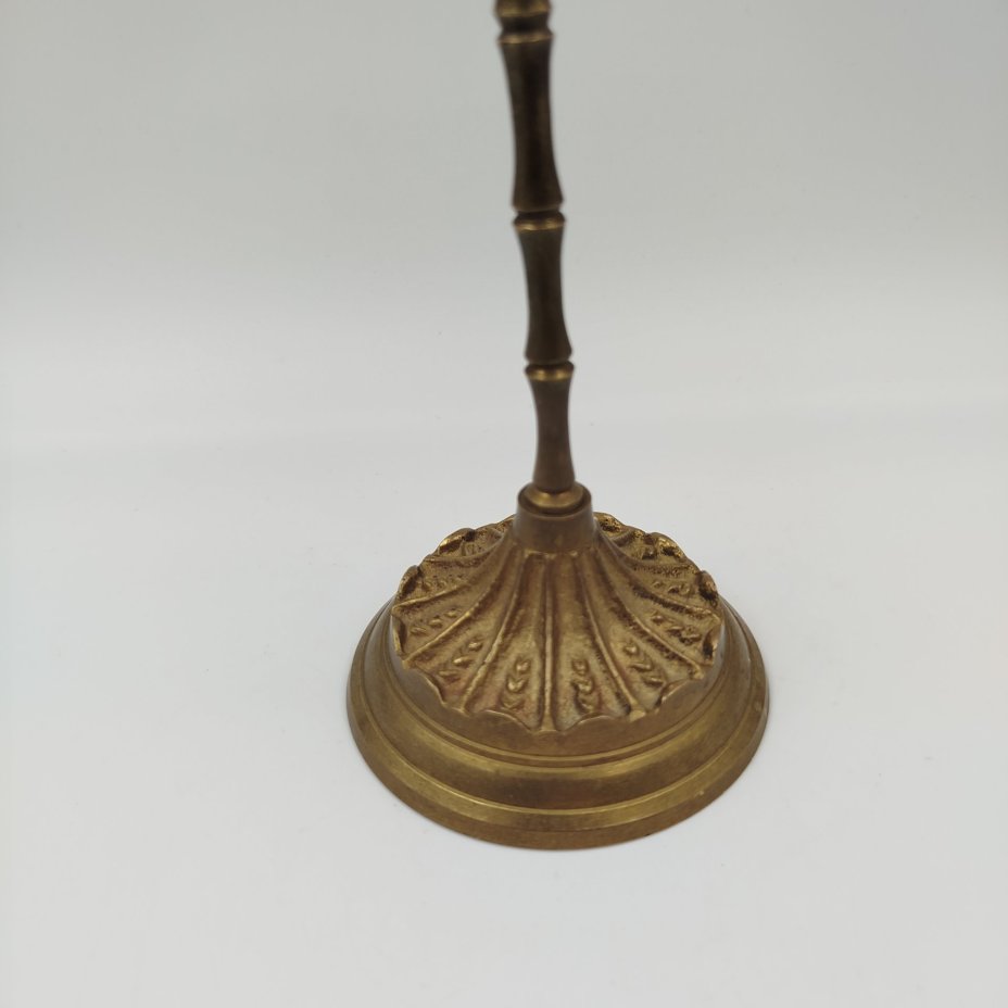 Подсвечник на тонкой ножке с растительным декором