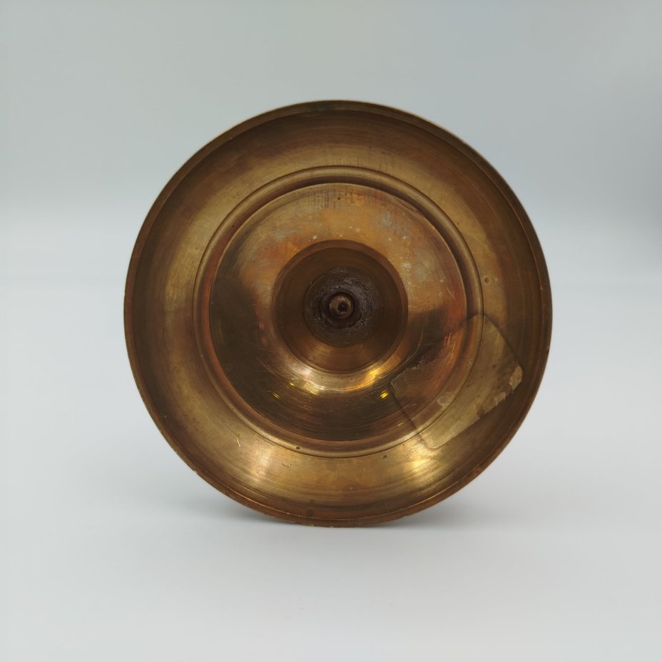 Подсвечник на тонкой ножке с растительным декором