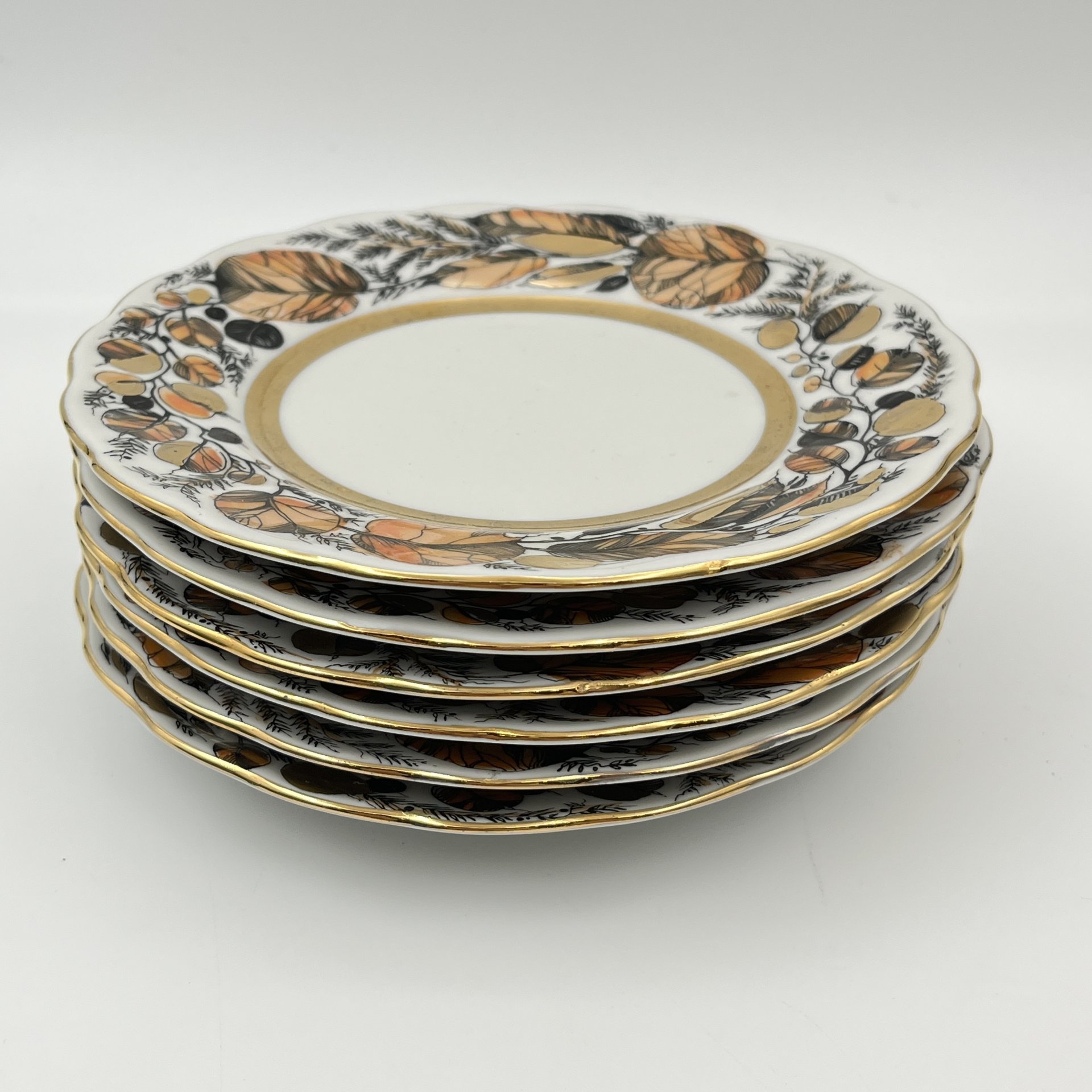 Набор десертных тарелок из сервиза "Золотая осень", автор формы С.Е. Яковлева, автор росписи Н.П. Славина, фарфор, деколь с подрисовкой, люстр, золочение, Ленинградский фарфоровый завод (ЛФЗ), СССР, 1970-1986 гг.