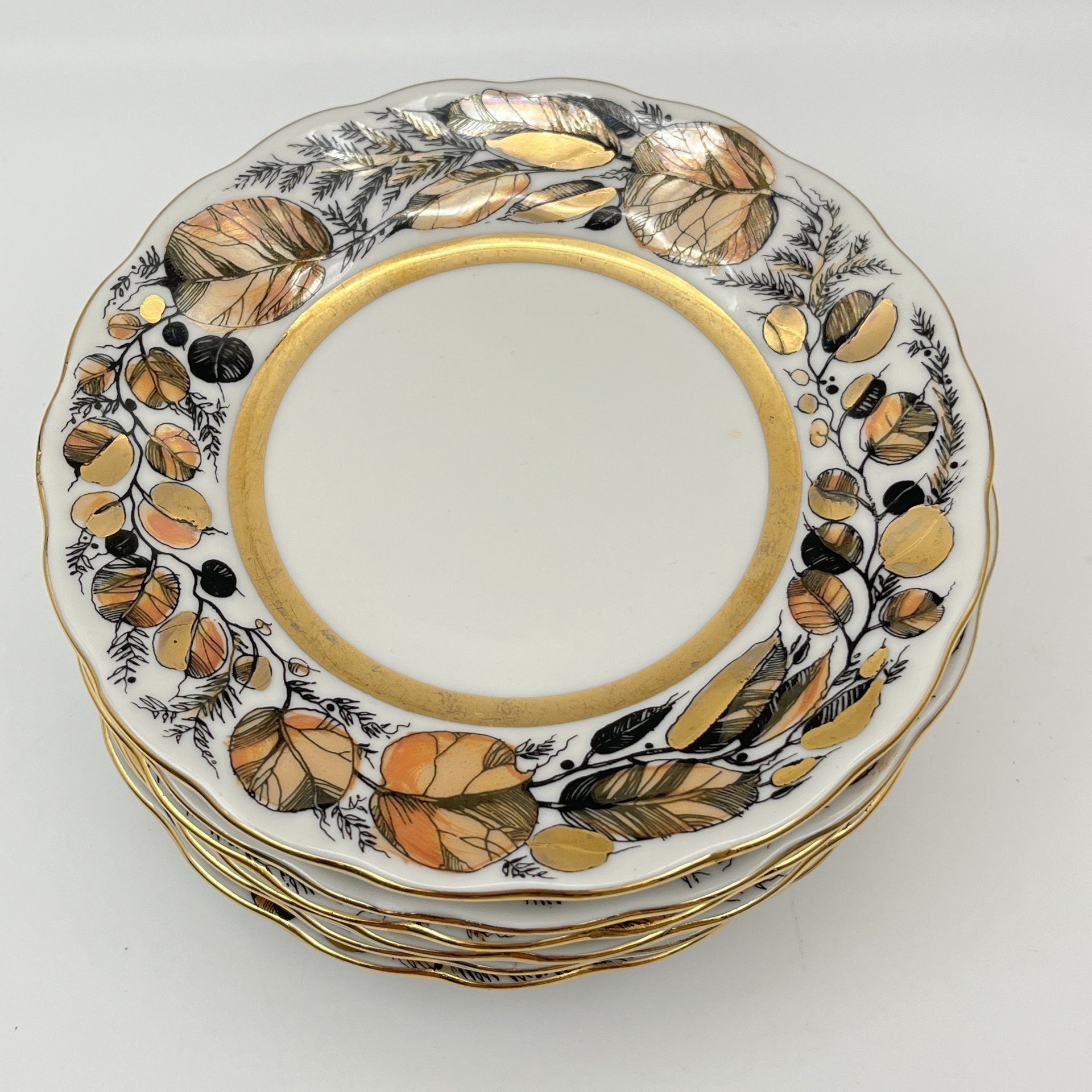 Набор десертных тарелок из сервиза "Золотая осень", автор формы С.Е. Яковлева, автор росписи Н.П. Славина, фарфор, деколь с подрисовкой, люстр, золочение, Ленинградский фарфоровый завод (ЛФЗ), СССР, 1970-1986 гг.