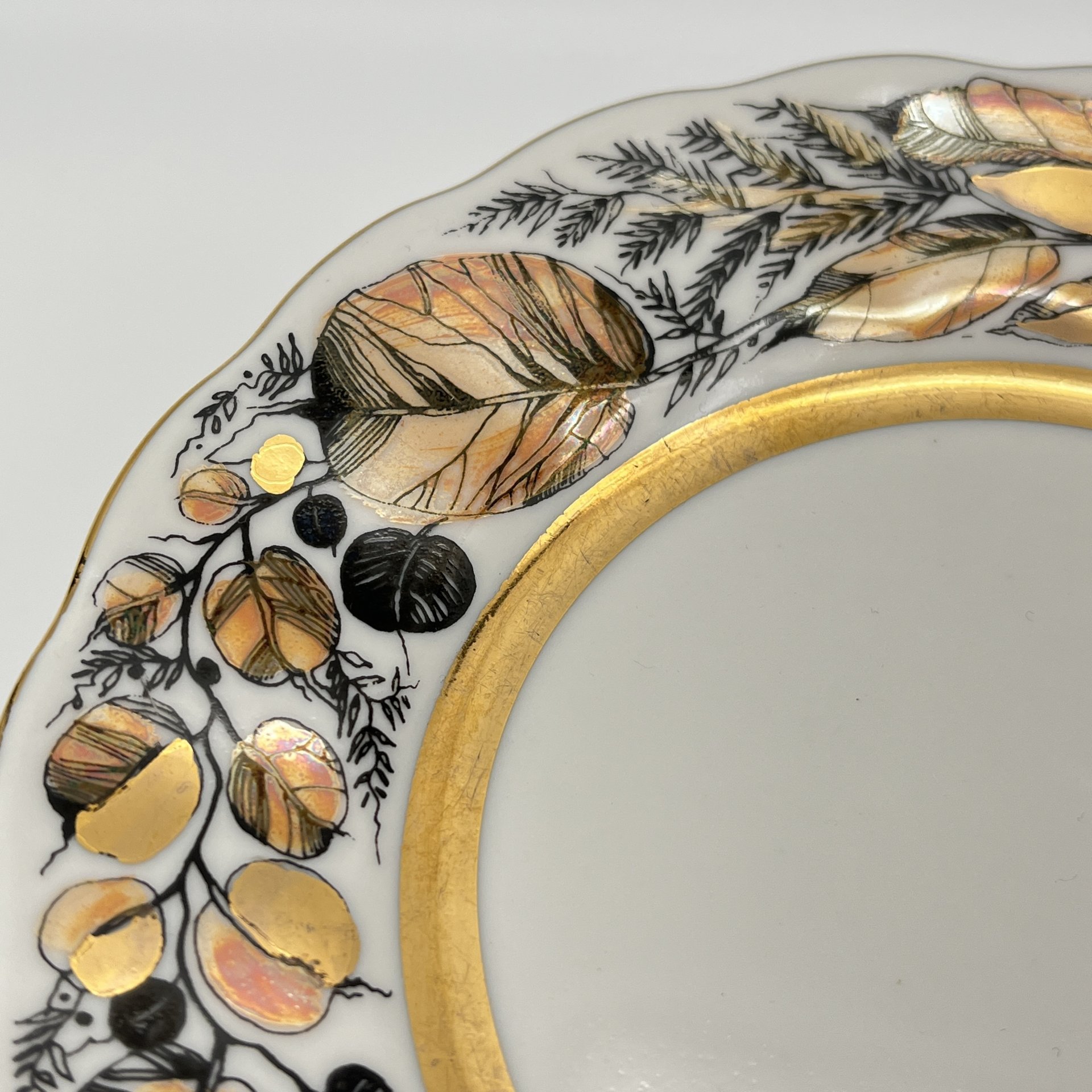 Набор десертных тарелок из сервиза "Золотая осень", автор формы С.Е. Яковлева, автор росписи Н.П. Славина, фарфор, деколь с подрисовкой, люстр, золочение, Ленинградский фарфоровый завод (ЛФЗ), СССР, 1970-1986 гг.