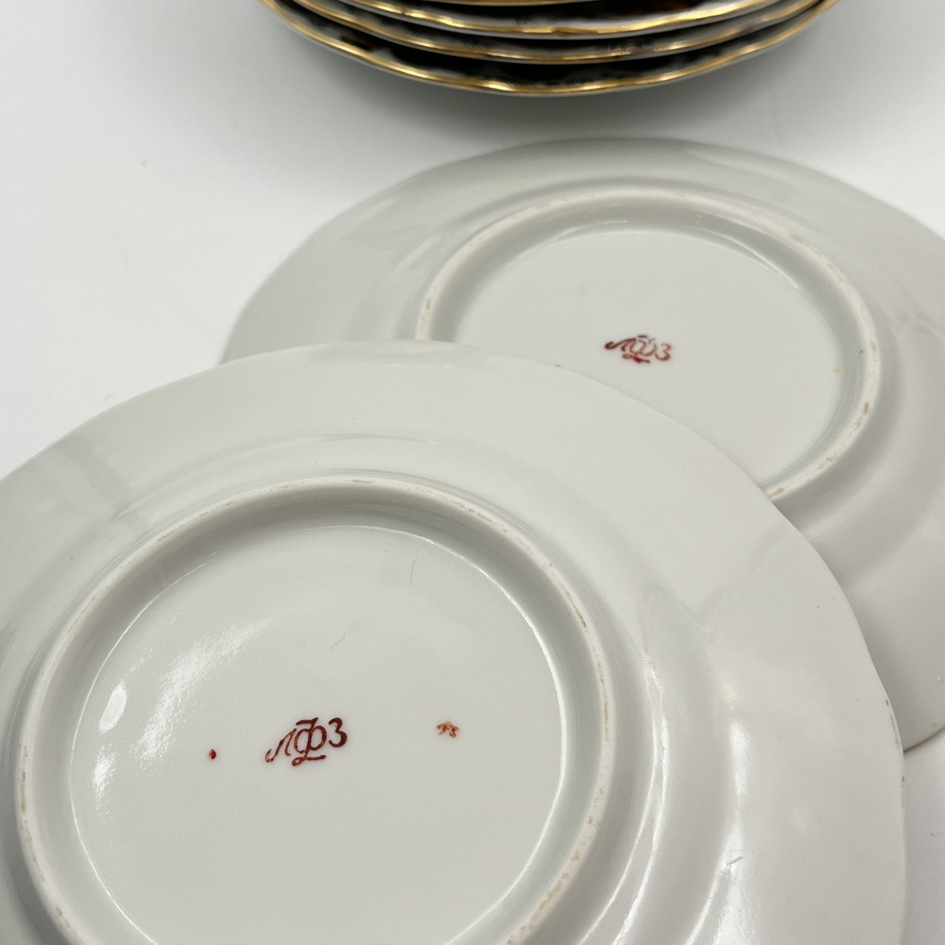 Набор десертных тарелок из сервиза "Золотая осень", автор формы С.Е. Яковлева, автор росписи Н.П. Славина, фарфор, деколь с подрисовкой, люстр, золочение, Ленинградский фарфоровый завод (ЛФЗ), СССР, 1970-1986 гг.