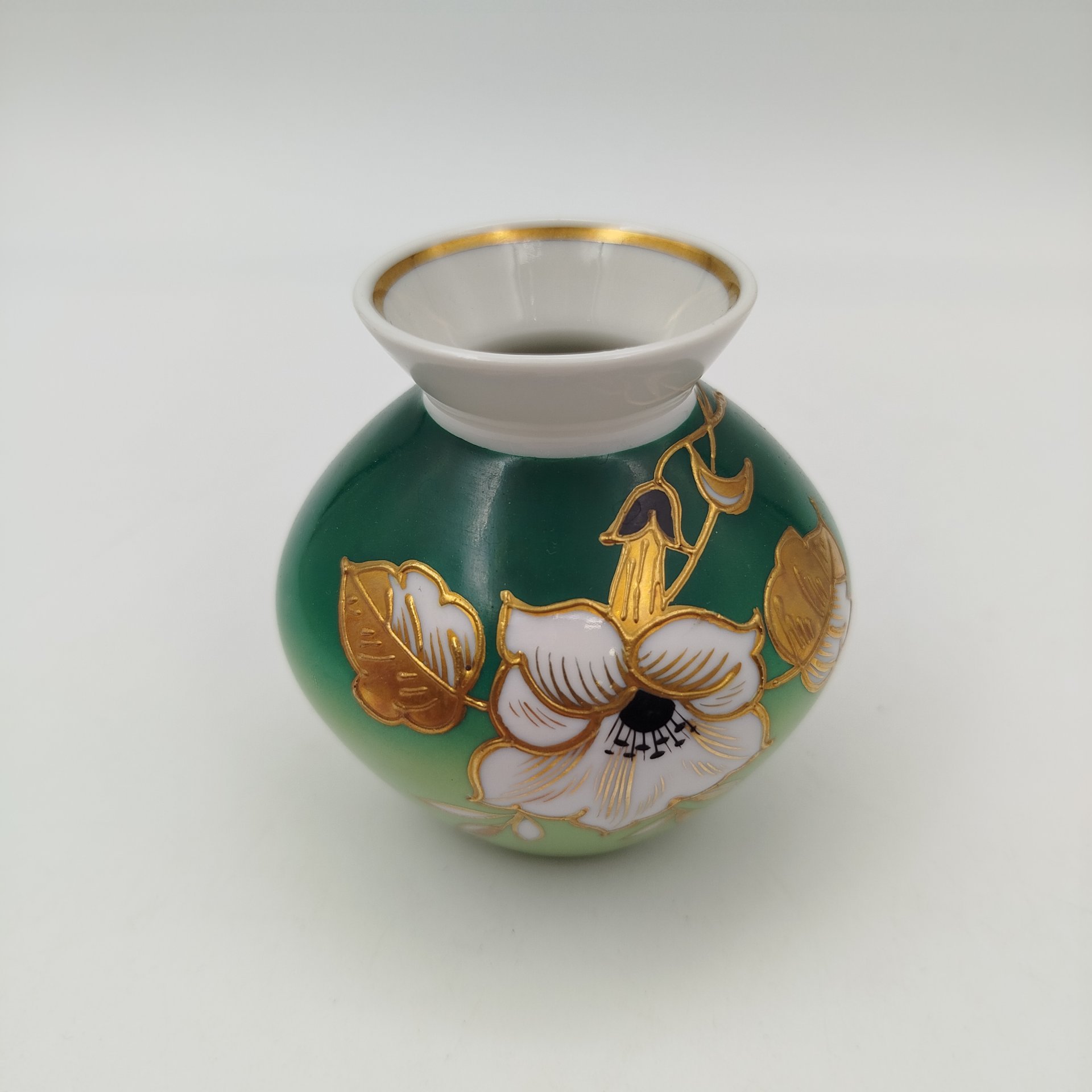 Вазочка миниатюрная с цветочным декором на зеленом фоне