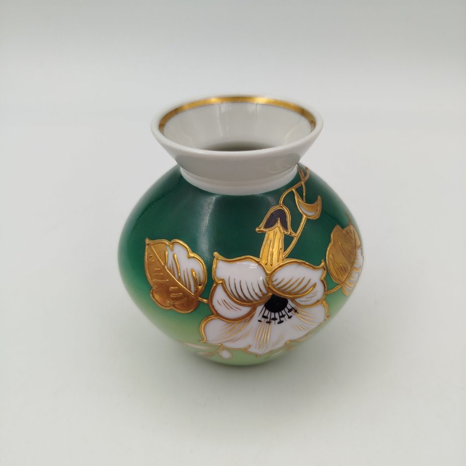 Вазочка миниатюрная с цветочным декором на зеленом фоне