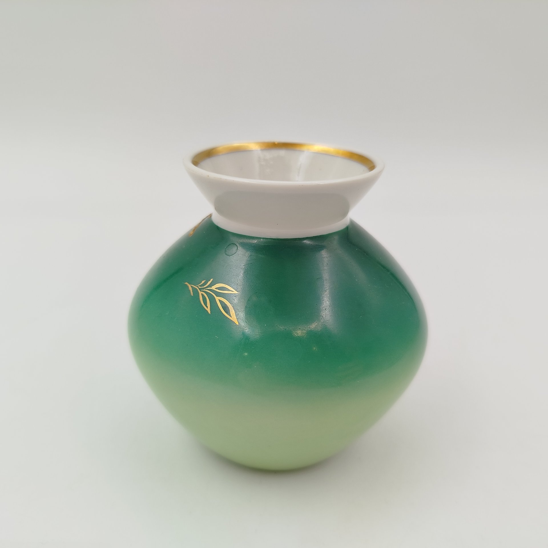 Вазочка миниатюрная с цветочным декором на зеленом фоне