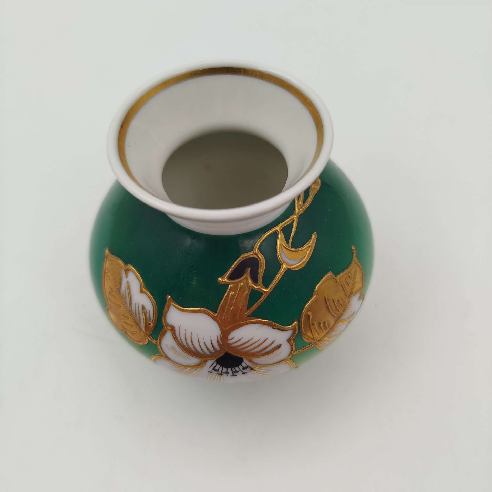 Вазочка миниатюрная с цветочным декором на зеленом фоне