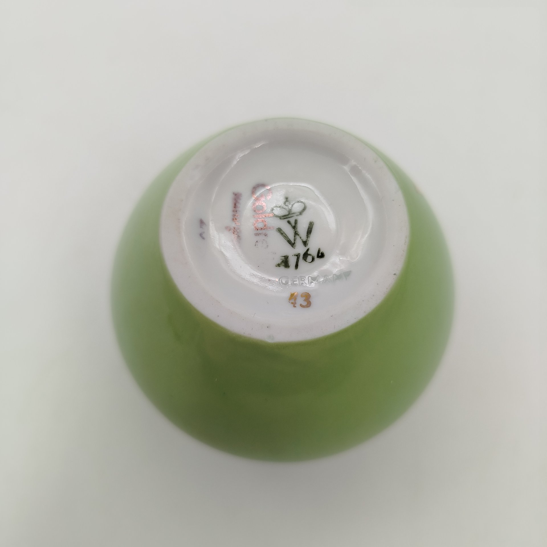 Вазочка миниатюрная с цветочным декором на зеленом фоне