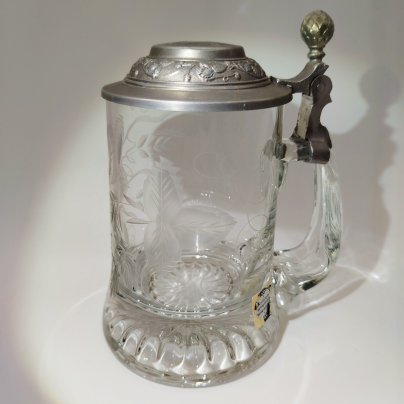 Кружка пивная с металлической крышкой и резным декором в виде соцветий хмеля на тулове, стекло, резьба, олово, Германия, 1970-1990 гг.