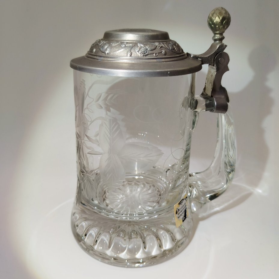 Кружка пивная с металлической крышкой и резным декором в виде соцветий хмеля на тулове, стекло, резьба, олово, Германия, 1970-1990 гг.