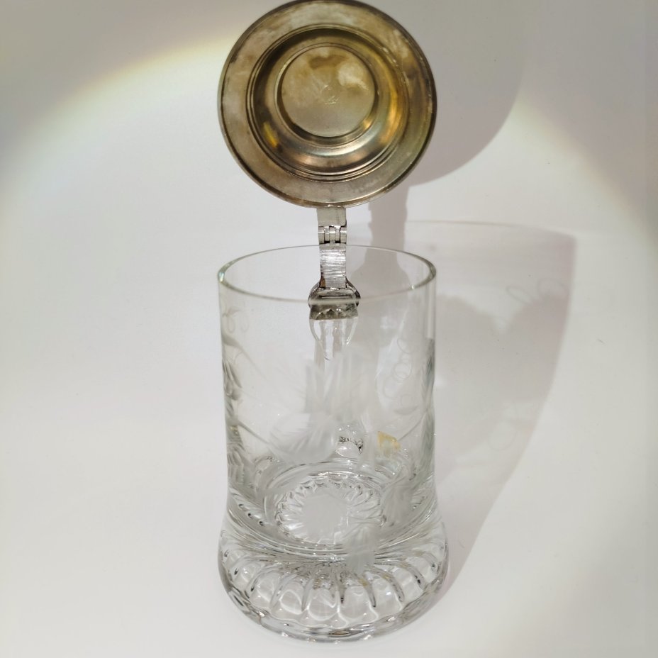 Кружка пивная с металлической крышкой и резным декором в виде соцветий хмеля на тулове