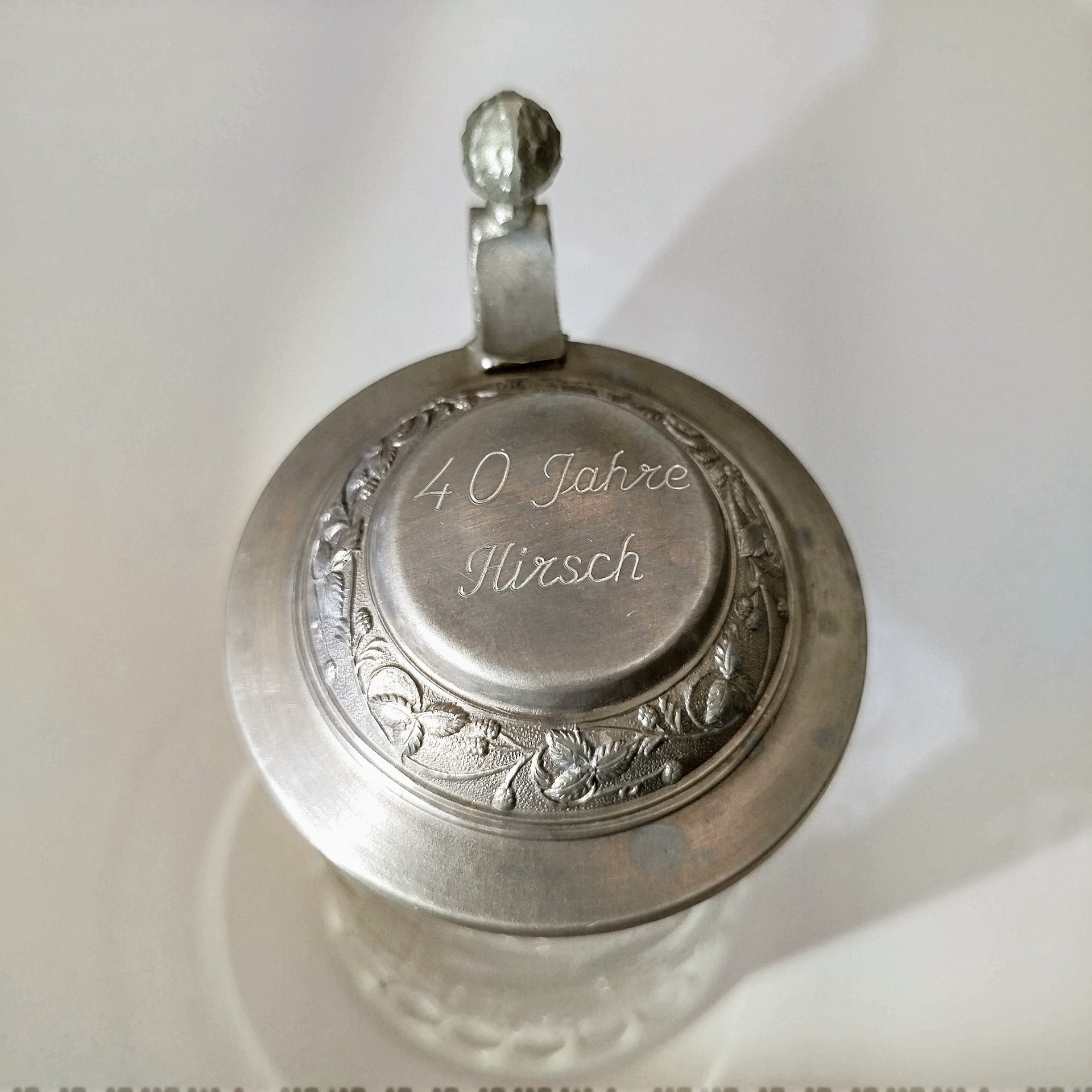 Кружка пивная с металлической крышкой и резным декором в виде соцветий хмеля на тулове, стекло, резьба, олово, Германия, 1970-1990 гг.