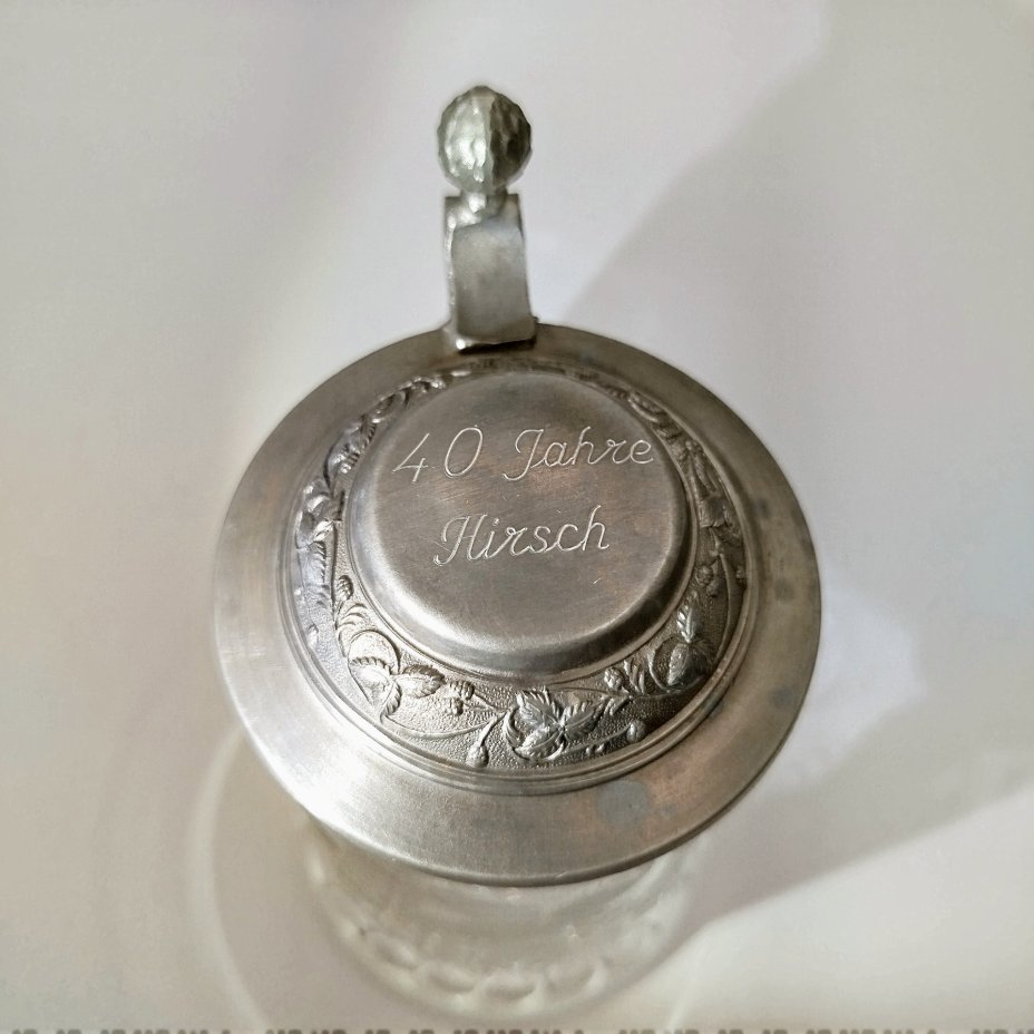 Кружка пивная с металлической крышкой и резным декором в виде соцветий хмеля на тулове