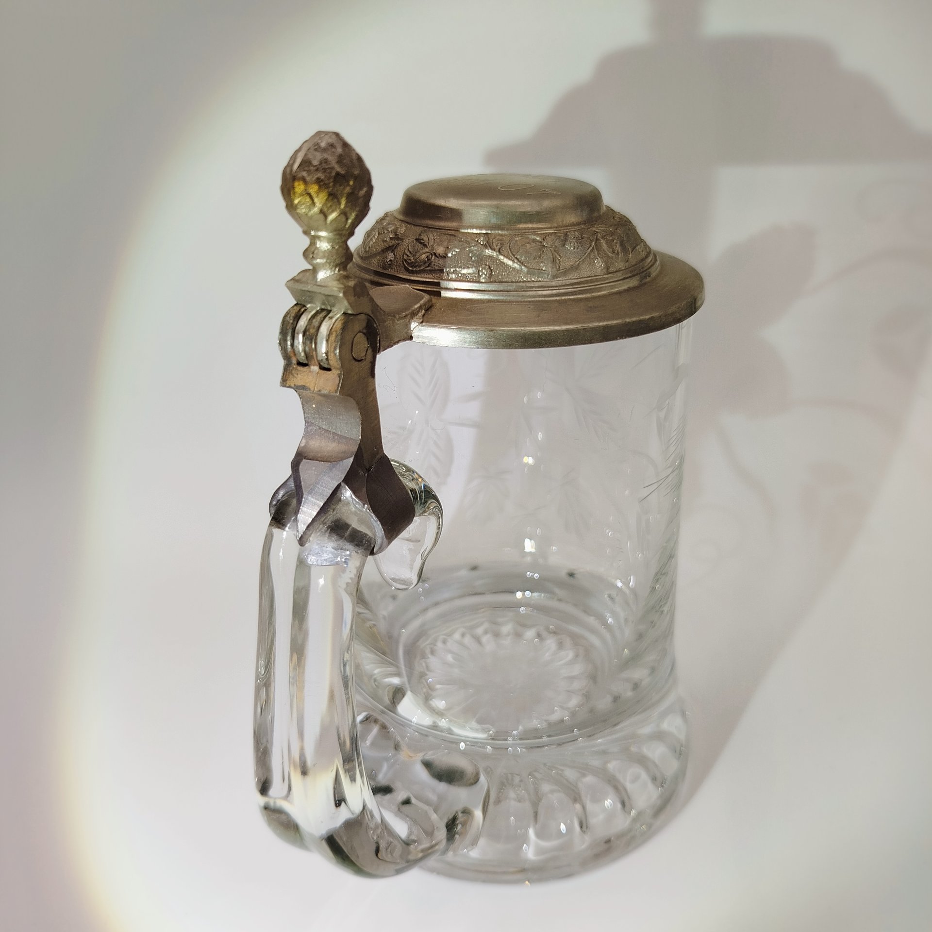 Кружка пивная с металлической крышкой и резным декором в виде соцветий хмеля на тулове, стекло, резьба, олово, Германия, 1970-1990 гг.