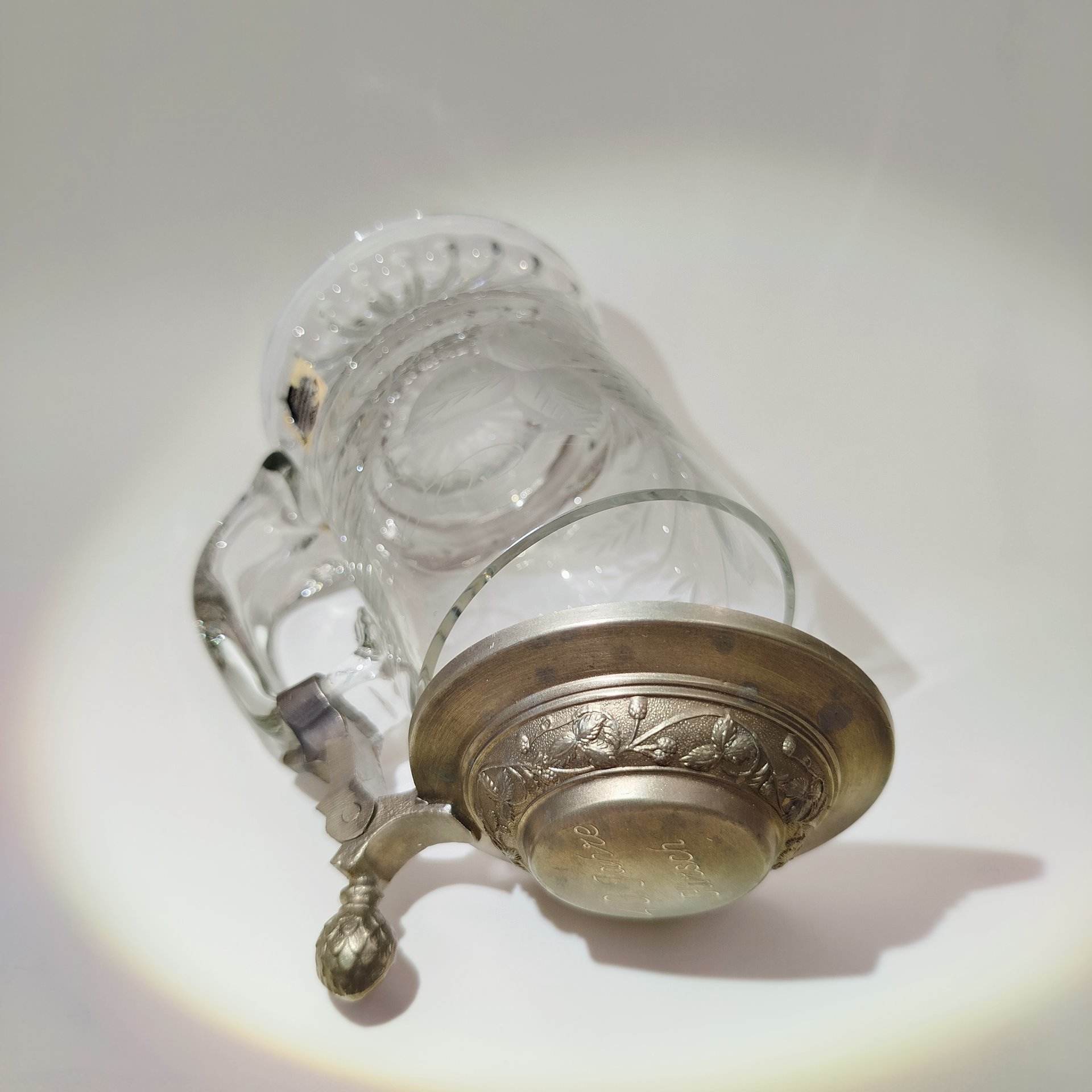 Кружка пивная с металлической крышкой и резным декором в виде соцветий хмеля на тулове, стекло, резьба, олово, Германия, 1970-1990 гг.