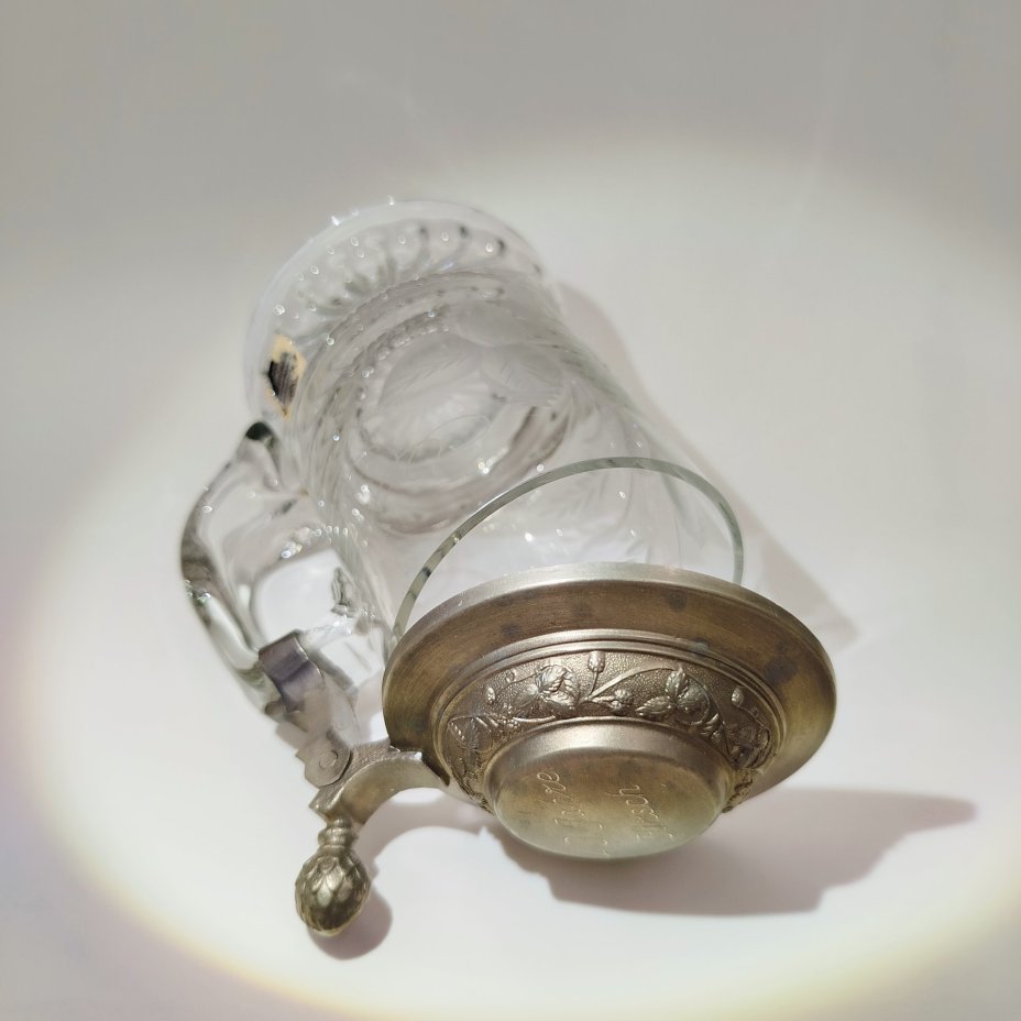 Кружка пивная с металлической крышкой и резным декором в виде соцветий хмеля на тулове