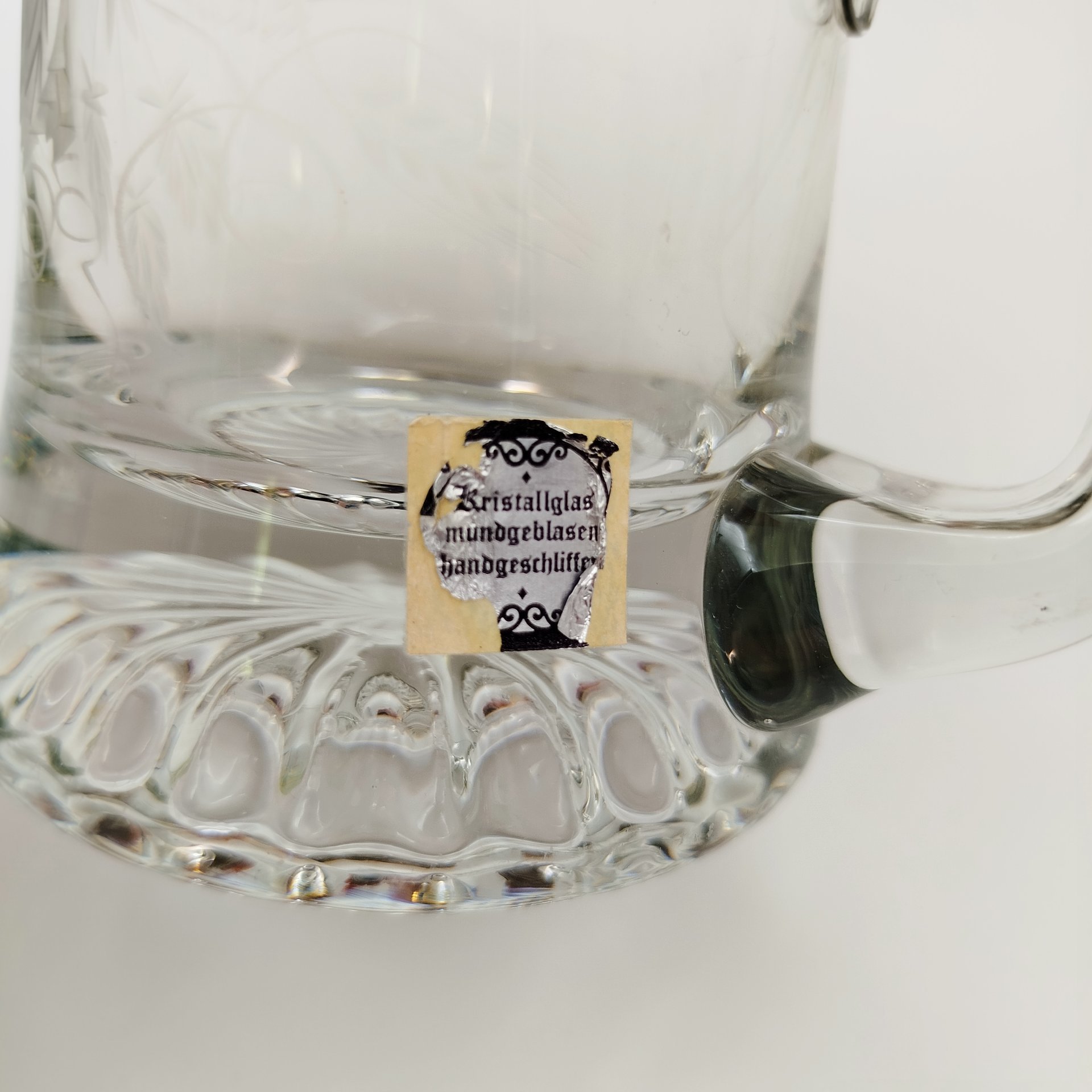 Кружка пивная с металлической крышкой и резным декором в виде соцветий хмеля на тулове, стекло, резьба, олово, Германия, 1970-1990 гг.