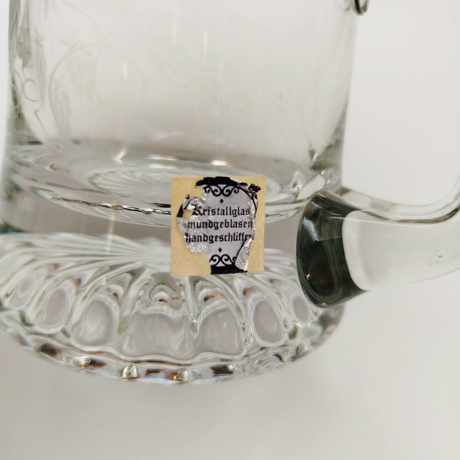 Кружка пивная с металлической крышкой и резным декором в виде соцветий хмеля на тулове