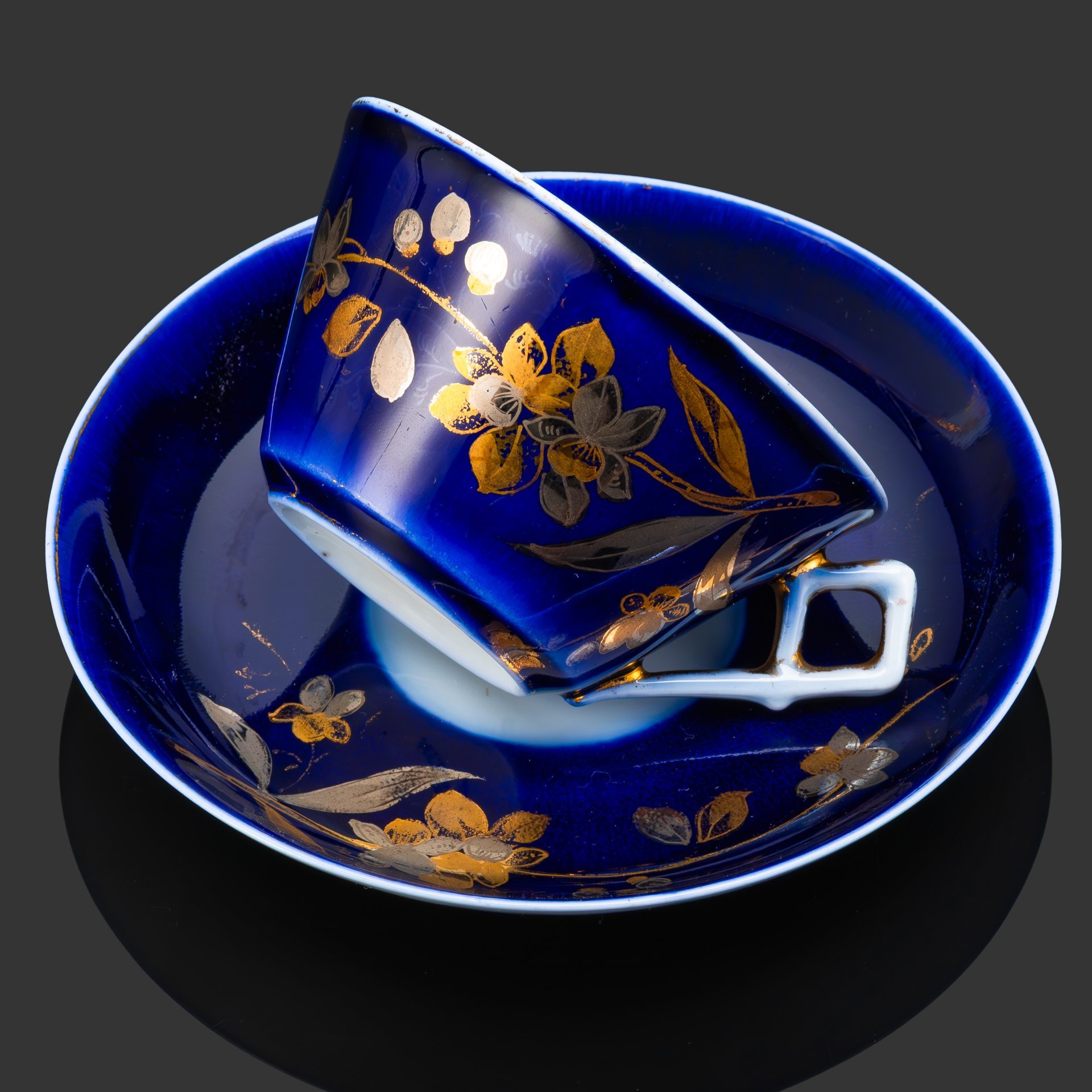 Чайная пара с цветочным декором, фарфор, крытье кобальтом, золочение, серебрение, Товарищество М.С. Кузнецова, Российская империя, 1891-1917 гг.