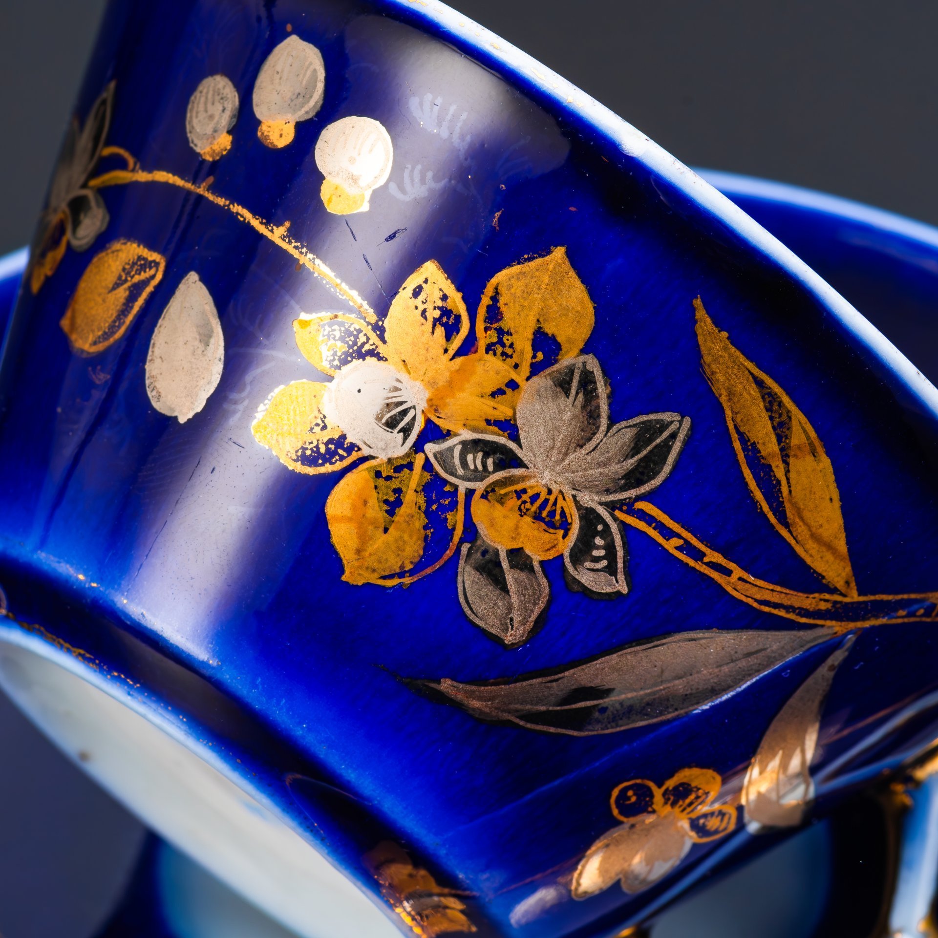 Чайная пара с цветочным декором, фарфор, крытье кобальтом, золочение, серебрение, Товарищество М.С. Кузнецова, Российская империя, 1891-1917 гг.