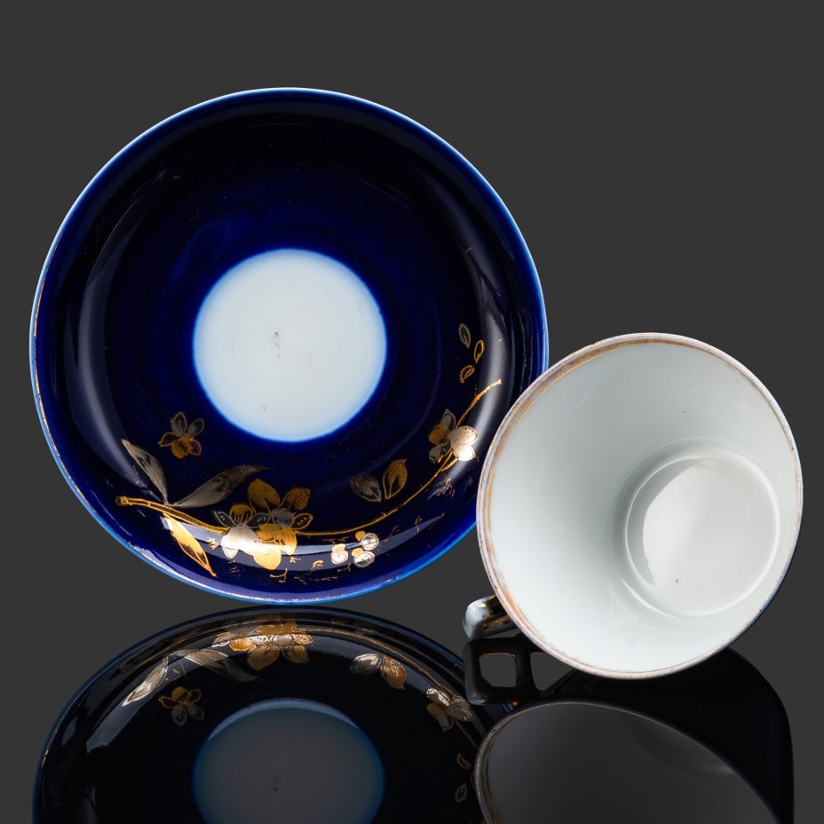 Чайная пара с цветочным декором, фарфор, крытье кобальтом, золочение, серебрение, Товарищество М.С. Кузнецова, Российская империя, 1891-1917 гг.