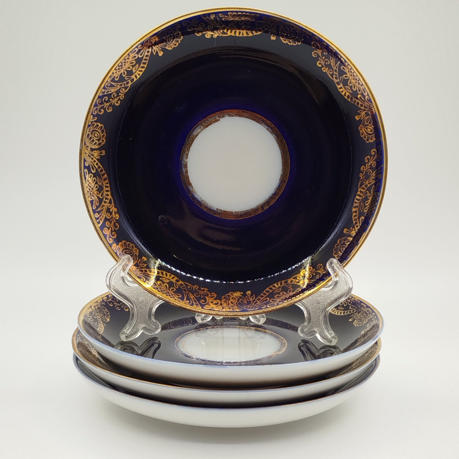 Набор из 4-х блюдец орнаментированных по борту, фарфор, крытье кобальтом, золочение, Ленинградский фарфоровый завод (ЛФЗ), СССР, 1970-1991 гг.