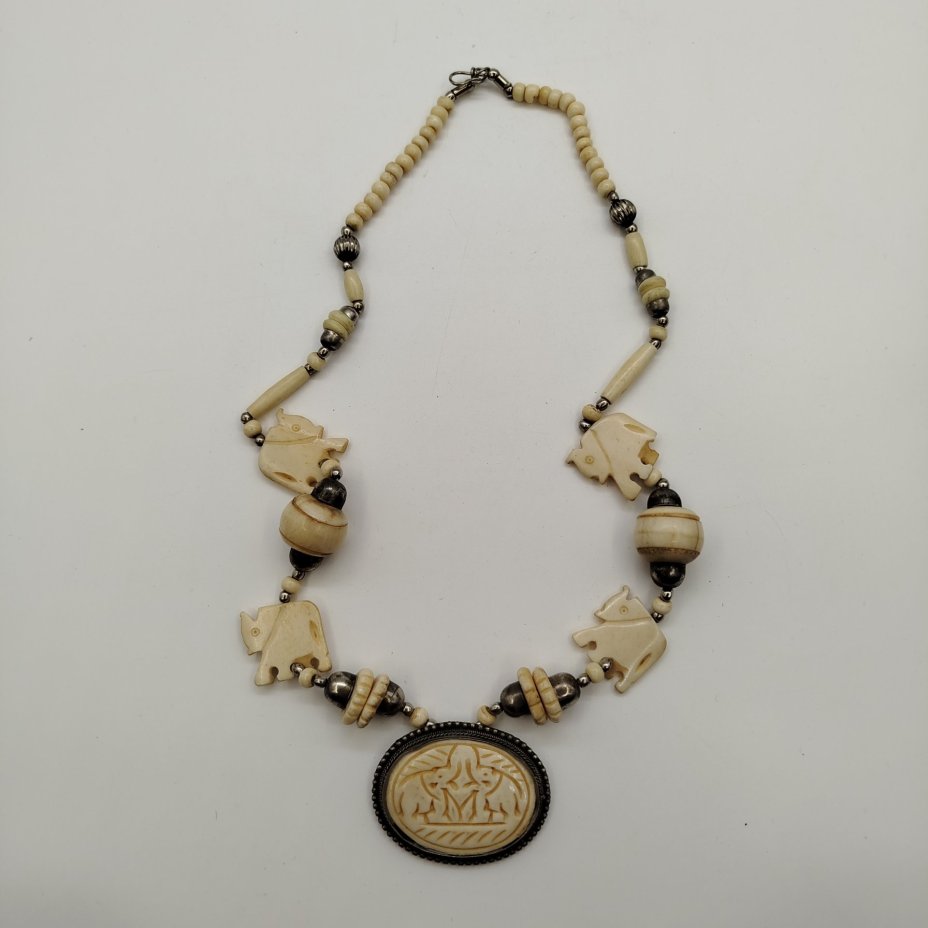Бусы в этническом стиле с бусинами в виде слонов, кость, металл, резьба, Индия, 1970-1980 гг.