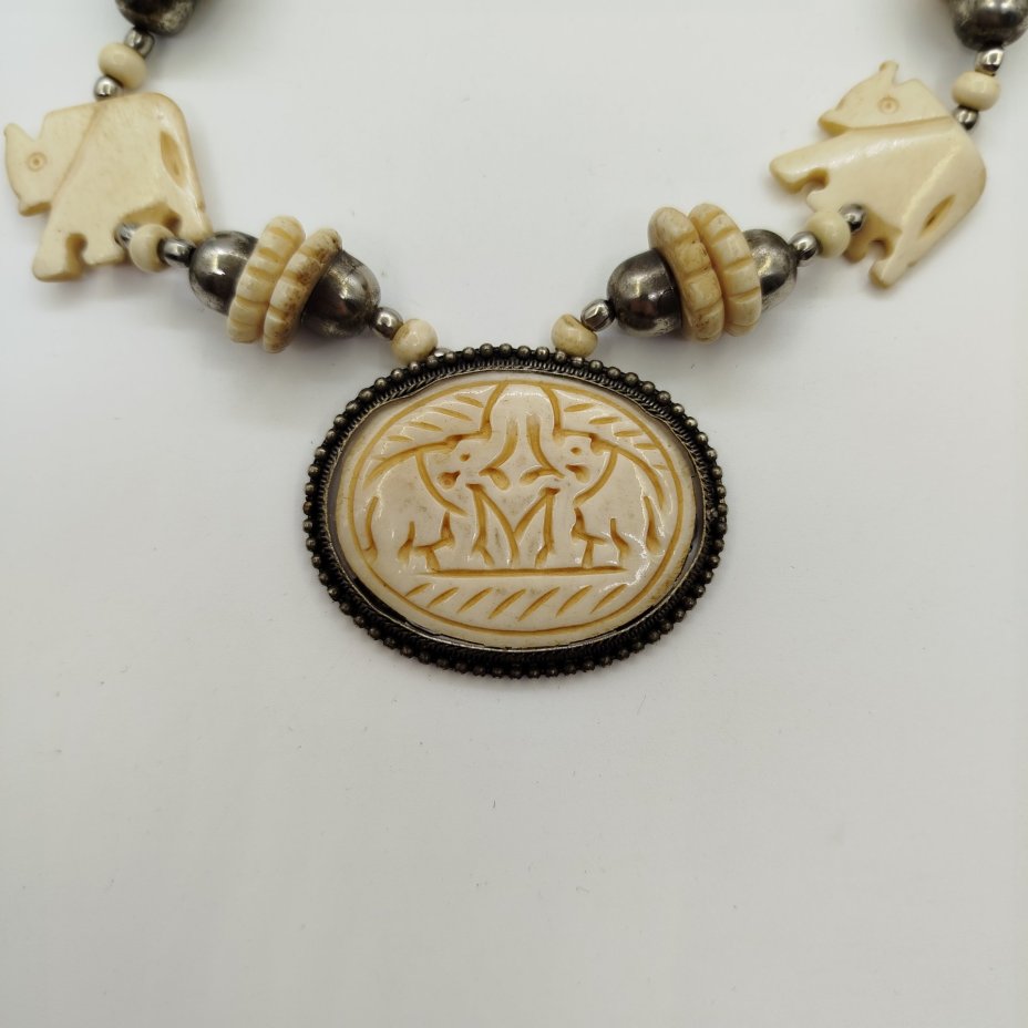 Бусы в этническом стиле с бусинами в виде слонов