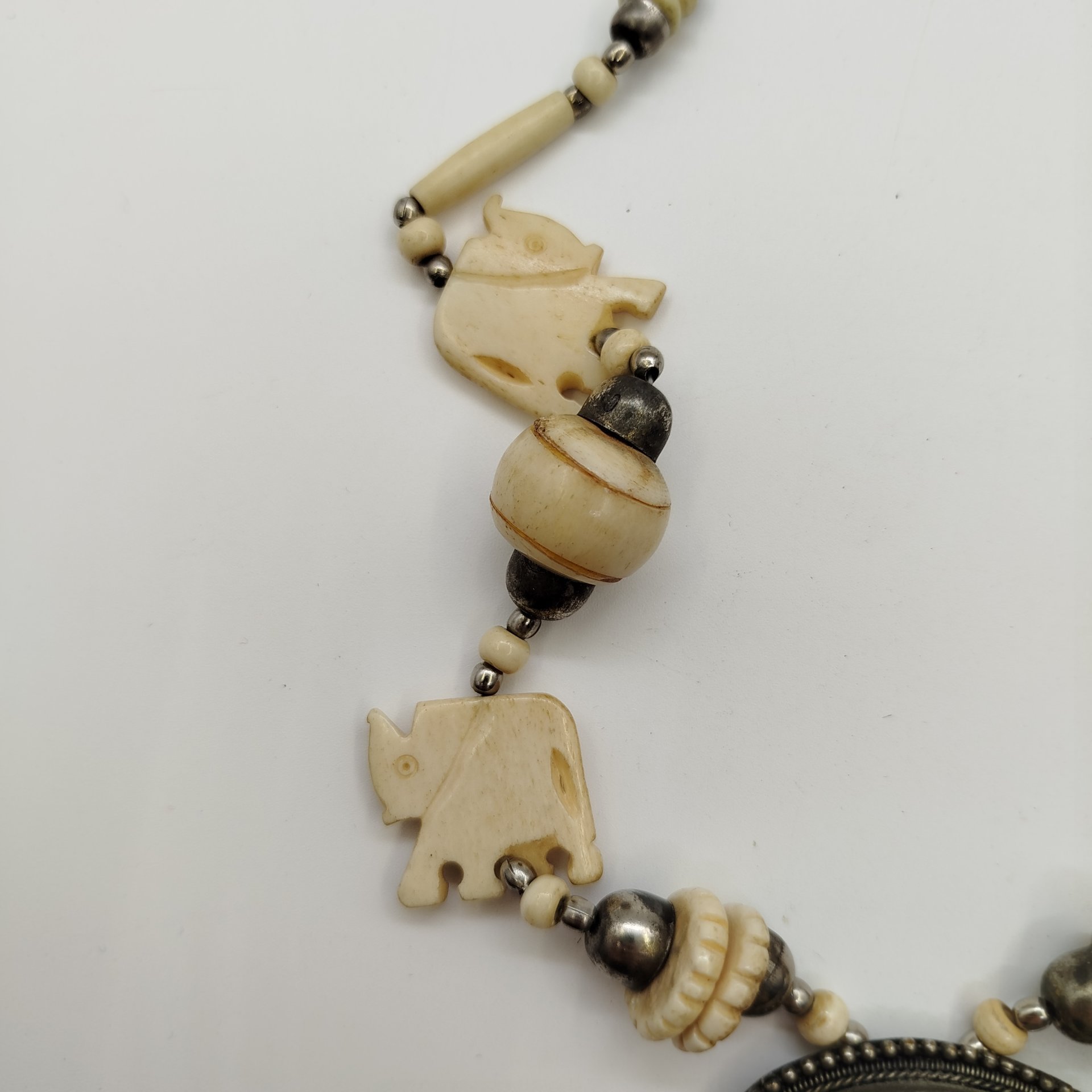 Бусы в этническом стиле с бусинами в виде слонов, кость, металл, резьба, Индия, 1970-1980 гг.